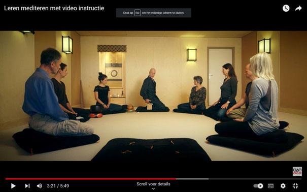 in de zendo luisteren zenstudenten aandachtig naar Rients